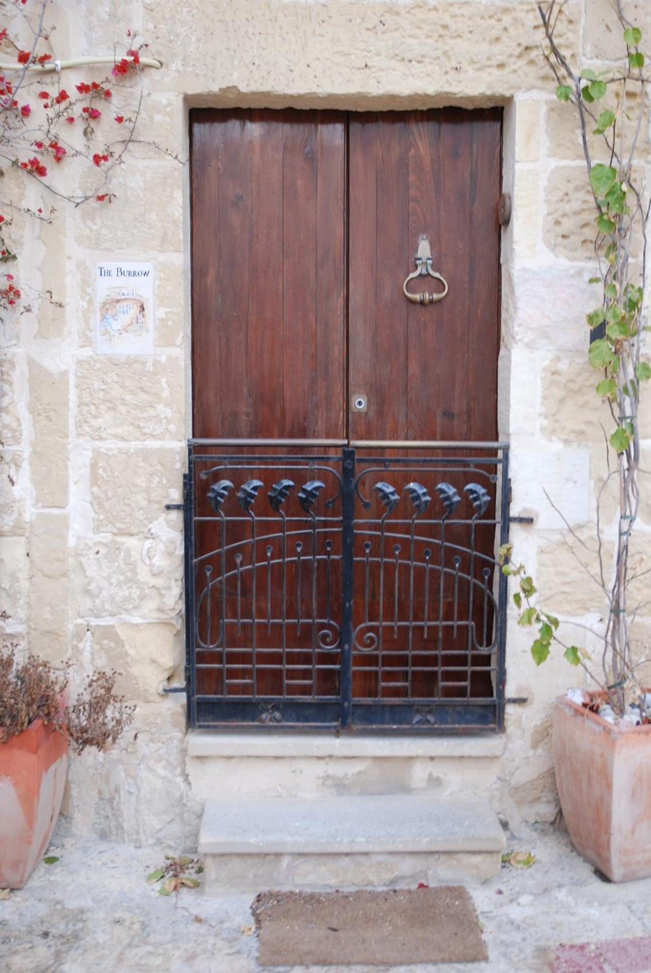 The Burrow Guest House Tarxien Екстер'єр фото